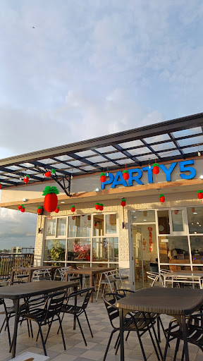 Suasana rooftop Party 5 Pontianak pada sore hari