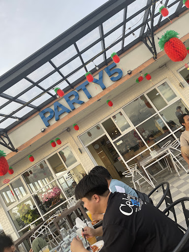 Area outdoor Party 5 Rooftop Pontianak untuk nongkrong