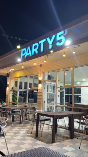 Area indoor Party 5 Rooftop Pontianak yang cozy